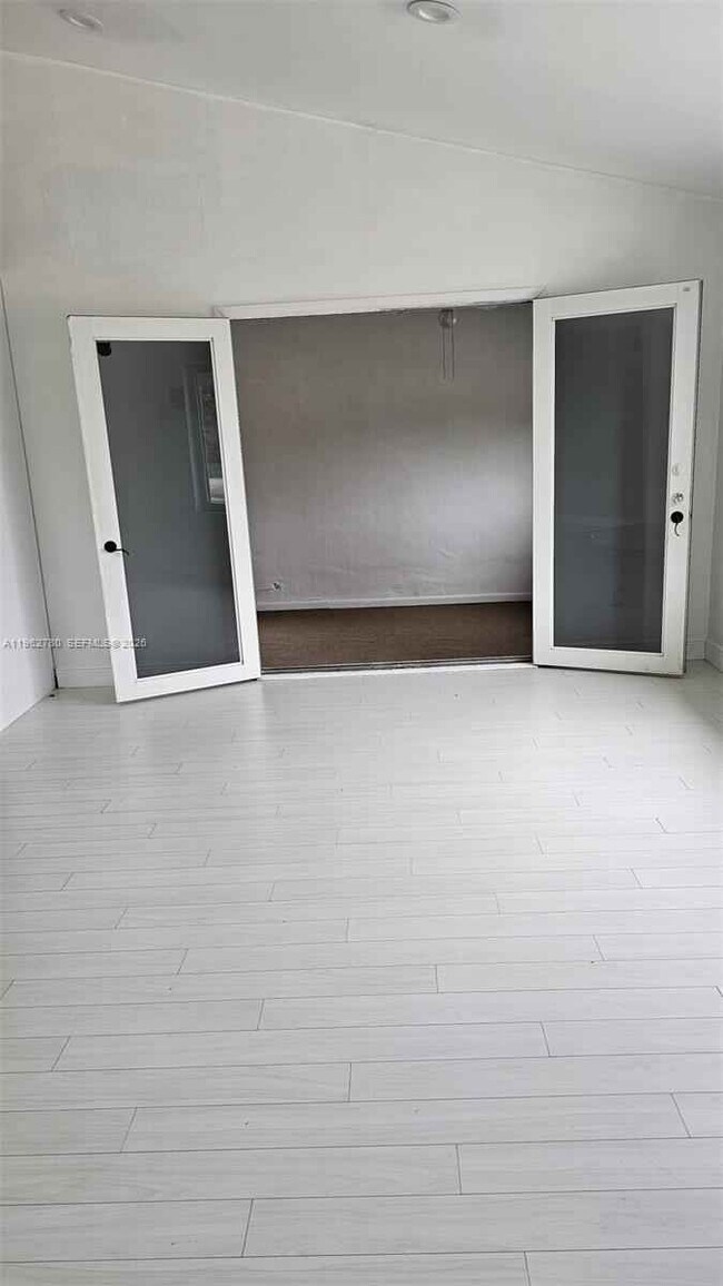 Building Photo - Southwest 93rd Avenue, Palmetto Bay, FL 33157 - 4 BR 2 BA single-family home