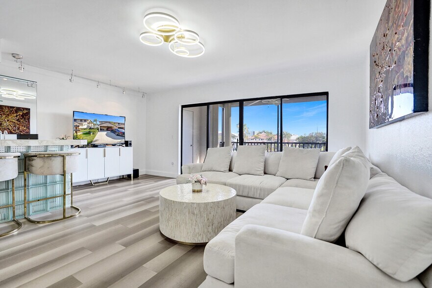 Building Photo - 270 Captains Walk