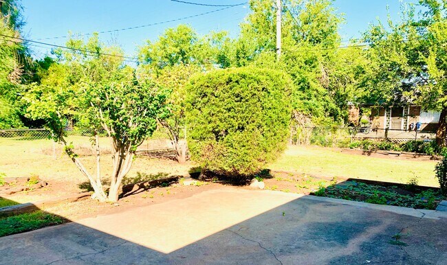 Building Photo - Awesome 3BD 2BA Home with HUGE Primary Bedroom in Lakewood Addition!!