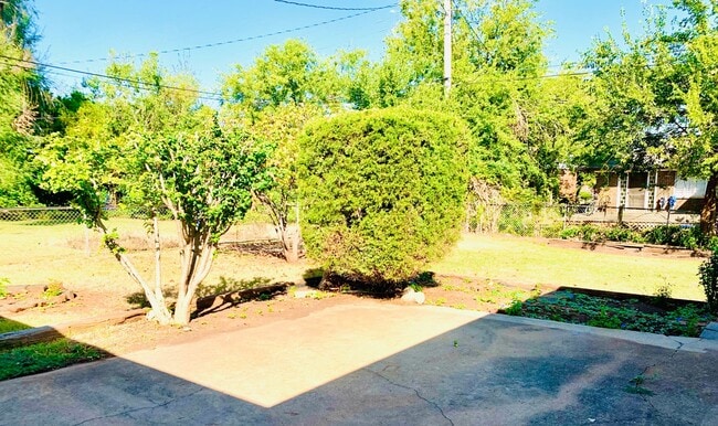 Building Photo - MI Awesome 3BD 2BA Home with HUGE Primary Bedroom in Lakewood Addition!!