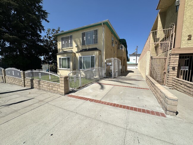 Building Photo - 223 E Burbank Blvd