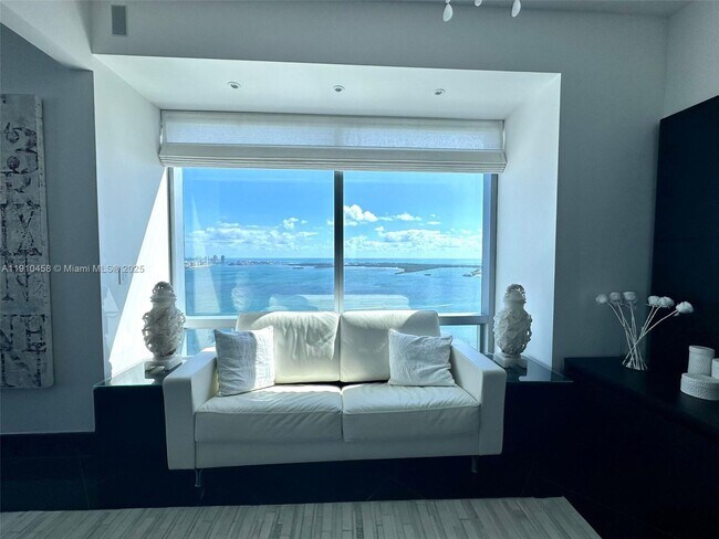 Building Photo - 1425 Brickell Ave