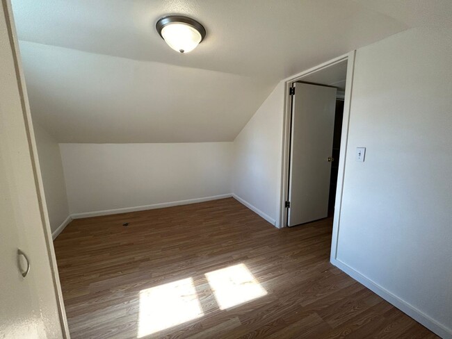 Building Photo - 4 Bedroom 1 Bath House with Detached Garag...