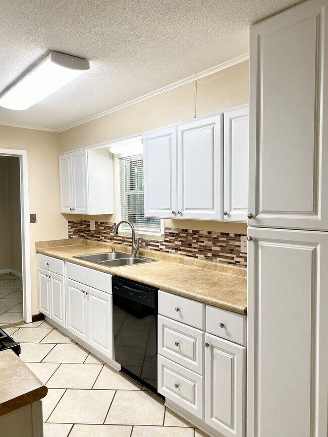 Building Photo - Available Now *Whitfield Park* 3BR/2BA home with Fenced backyard- Good schools!