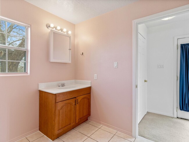 Building Photo - Charming 1 Bed / 1.5 Bath Rental Ready to ...