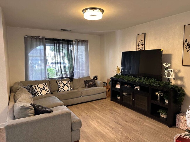 Building Photo - A Clean, Well-Sized Home With Solar in Woodland