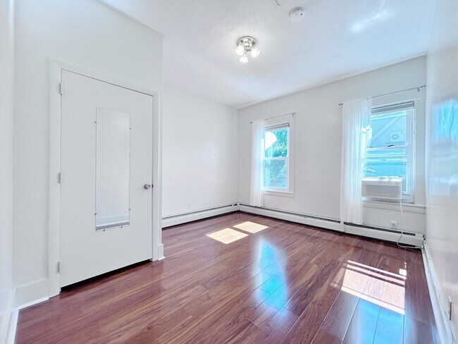 Building Photo - 156 Pleasant St