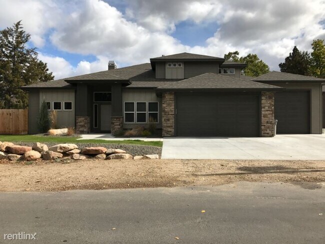 Primary Photo - 1 br, 1.5 bath House - 592 S. Cotterell Dr