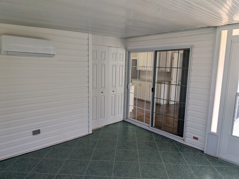 Building Photo - 215 Tiger Lilly Dr