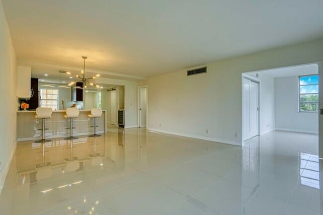 Building Photo - 535 Oaks Dr