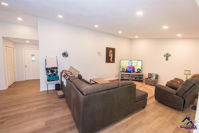 Building Photo - 205 Lake Placid Dr