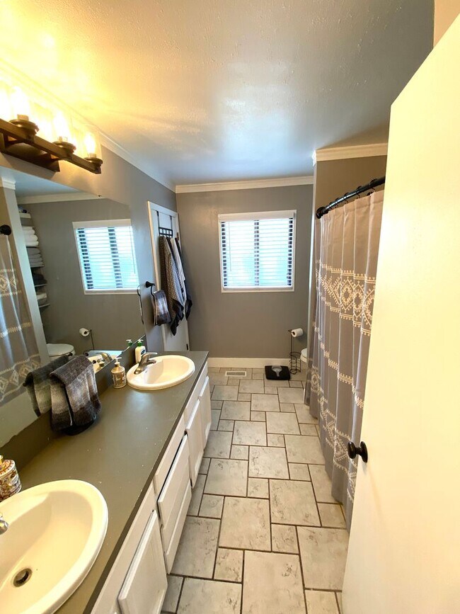 Building Photo - Beautiful Upgraded house in Santaquin