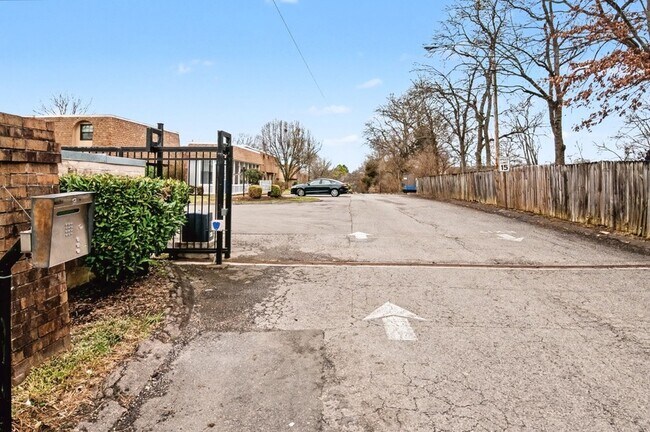 Building Photo - 420 Walton Ln