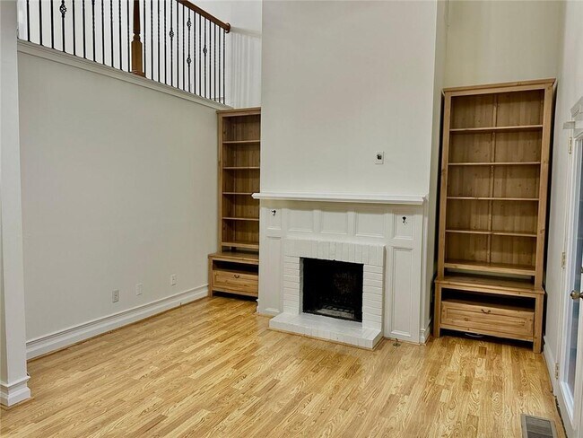 Building Photo - 835 Glendale Terrace NE