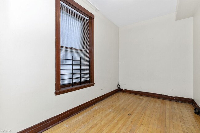 Building Photo - 2 br, 1 bath Condo - 1719 N Wood St Apt 1