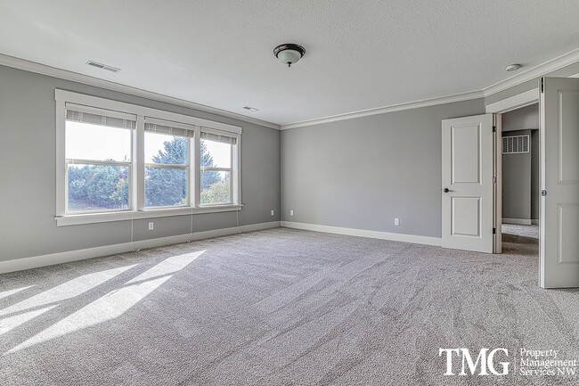 Building Photo - Large Pet Friendly 3 bed 2.5 bath home in ...