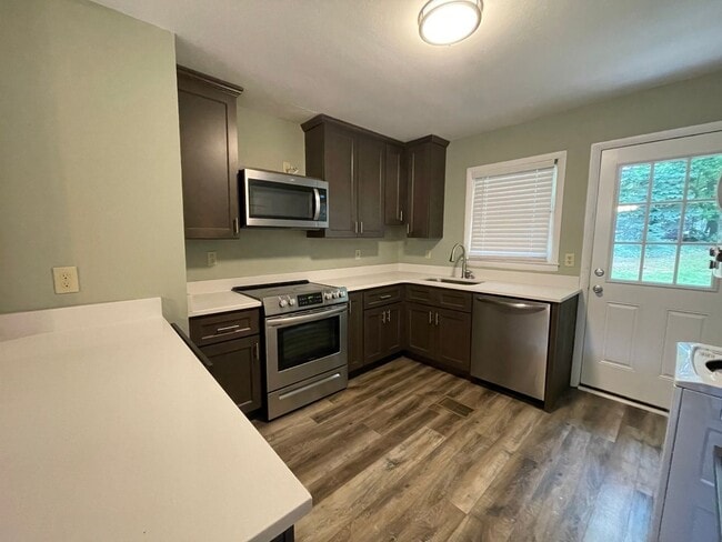 Building Photo - Renovated 2/1 on Cone Street