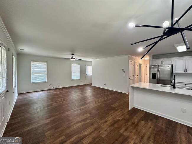 Building Photo - 728 Skyview Dr NE