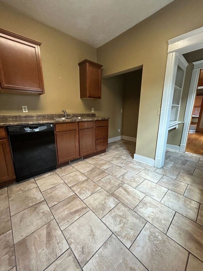 Building Photo - Beautiful 2 Bedroom Townhouse!