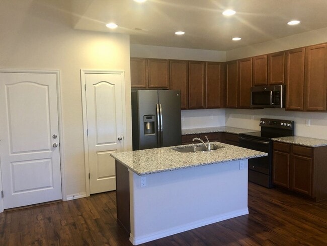 Building Photo - BEAUTIFUL 3-BEDROOM TOWNHOME IN AWARD-WINNING WOLF RANCH - Security Deposit Waiver Available