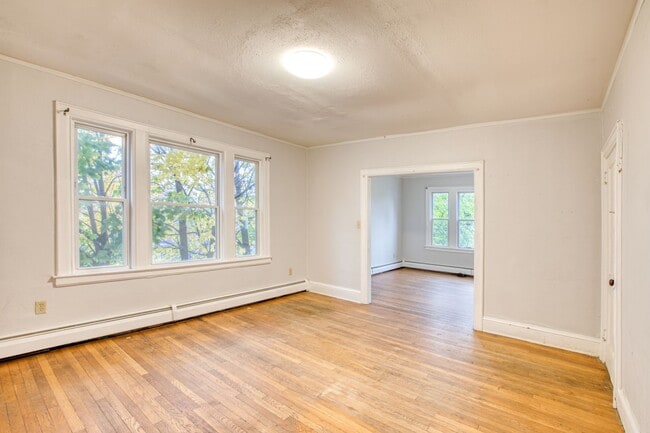 Building Photo - Newly Remodeled Spacious 3 Bedroom Apartment