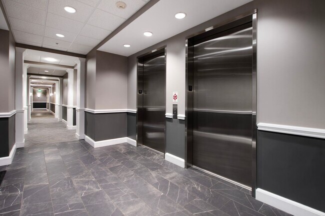 Building Photo - Stunning Studio Apartment with Spectacular...