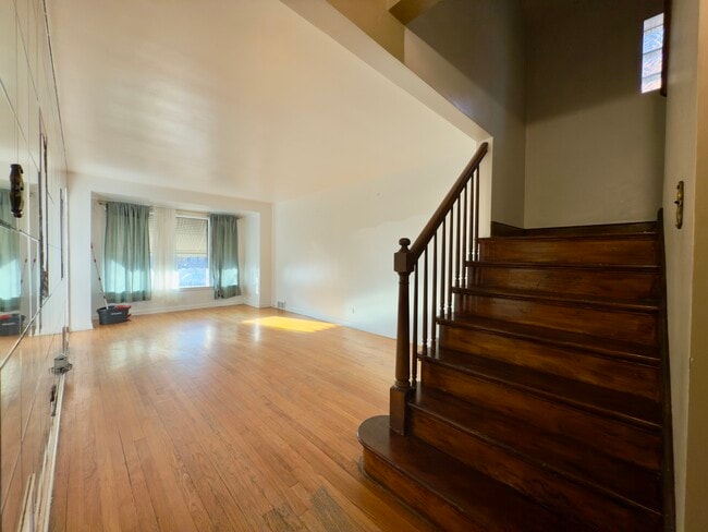 Building Photo - 7127 S Ridgeway Ave