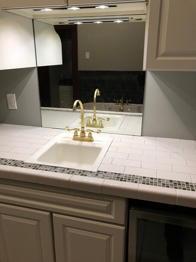 Main bathroom - 506 W Sheridan Ave