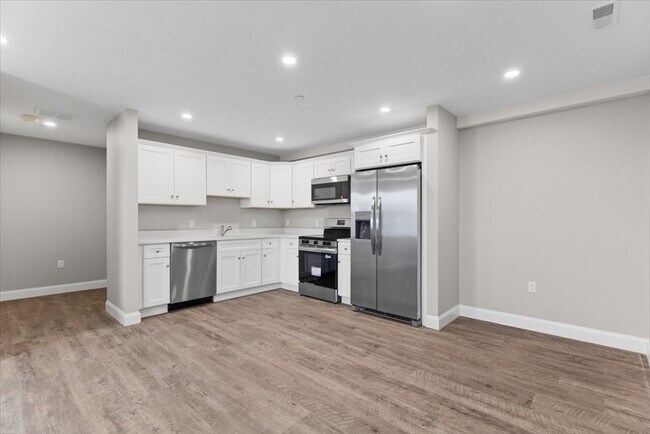 Building Photo - 202 Central St