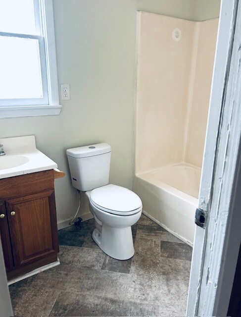 Building Photo - 209 Maple St