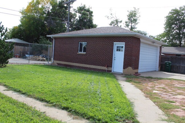 Building Photo - Stunning 3 bedroom/ 1 3/4 bath Ranch in Ha...