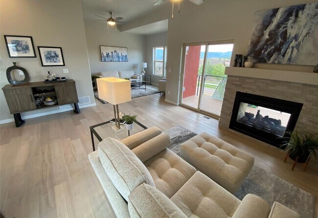 Building Photo - Flying Horse Luxury 4 Bed Townhouse with Mt. Views