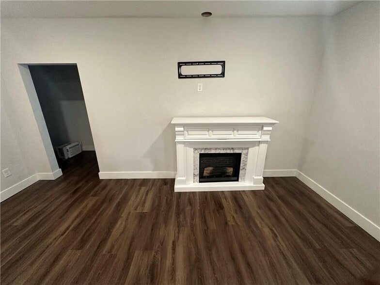Building Photo - 370 Crestbrook Ln