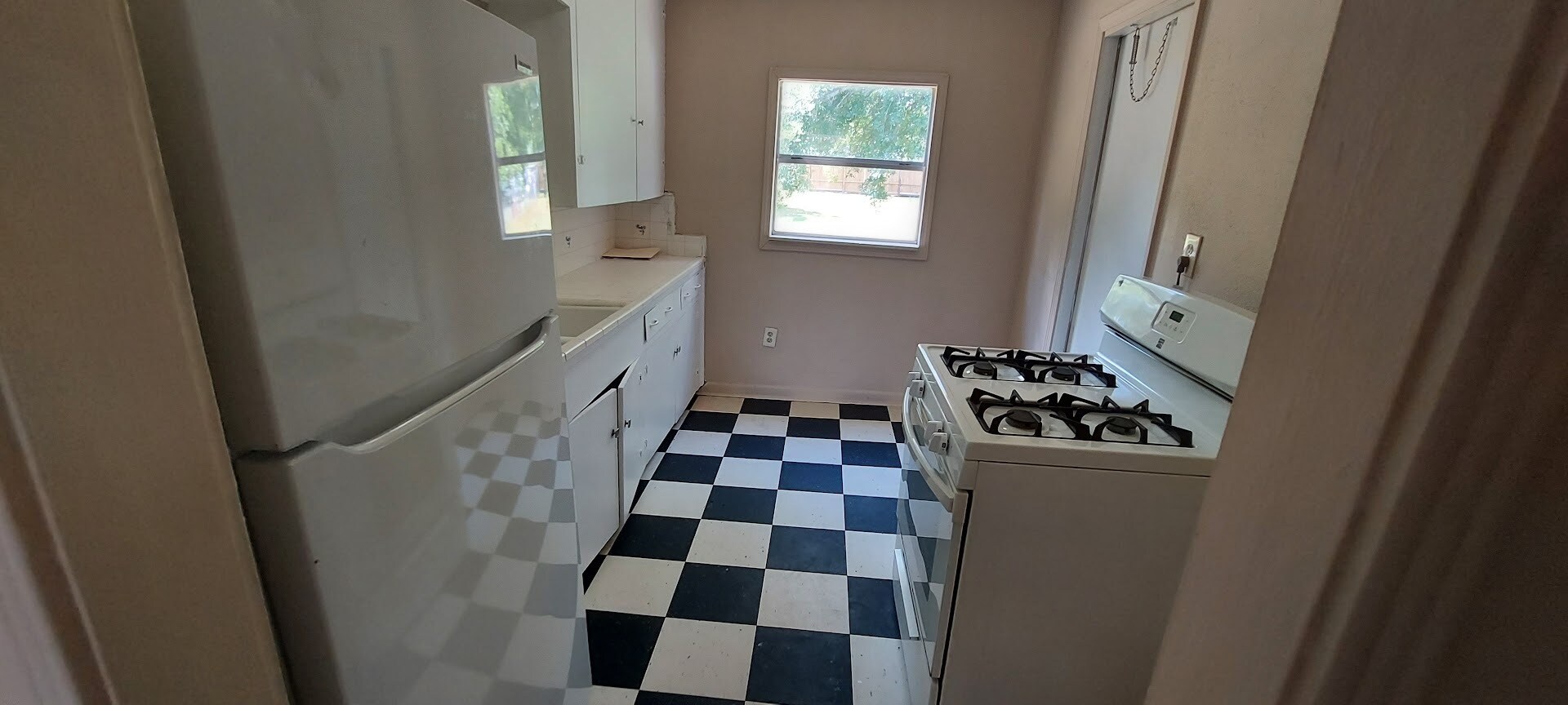 Eat-In Kitchen With Stove/Open and Refrigeratorwith - 4824 Carmen St