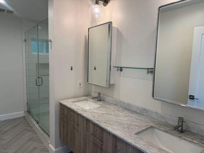 Building Photo - Stunning updated 3 Bedroom, 2 Bathroom Hom...