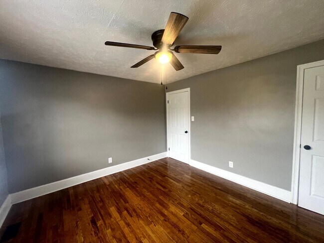 Building Photo - 124 Eastwood Ave