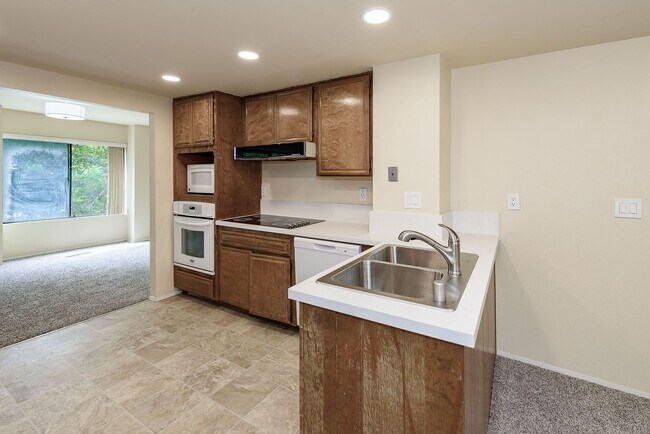 Building Photo - Spacious SDSU Townhome For Rent!