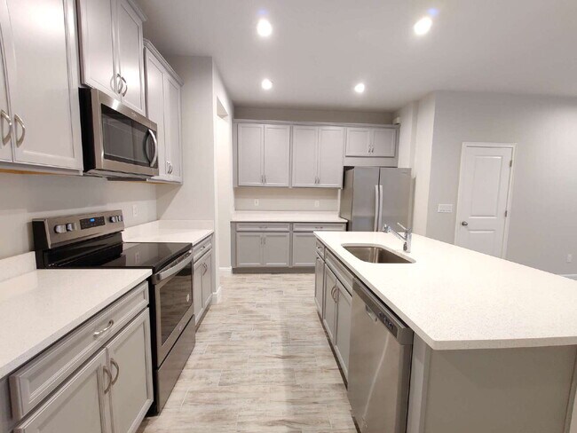 Building Photo - Beautiful 3-Bedroom Townhome in Gated Avea Pointe