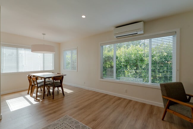 Building Photo - 1020 N Laurel Ave