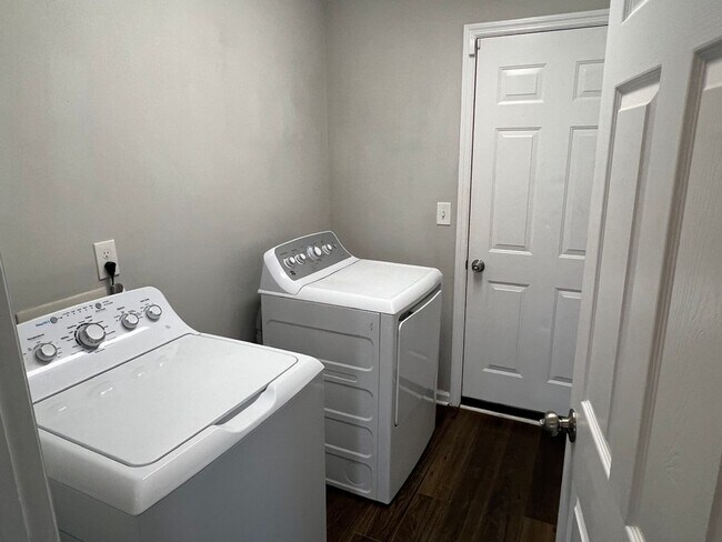 Building Photo - 4BR/2BA Home Walking Distance to Mary Lee ...
