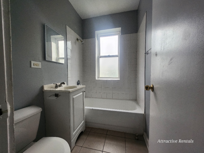 Building Photo - 358 W 74th St