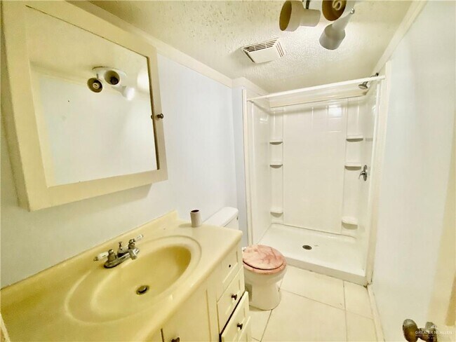 Building Photo - 14 Rd Runner St