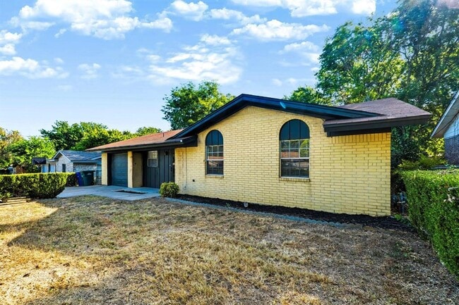 Building Photo - 301 Carothers St