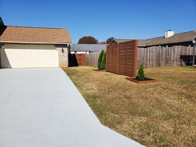 Building Photo - Maryville 37804 - 3 bedroom, 2 bedroom home - Call Karen Robertson (865) 454-7626