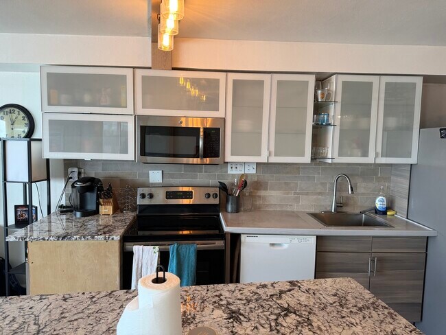 Building Photo - 300 N State St