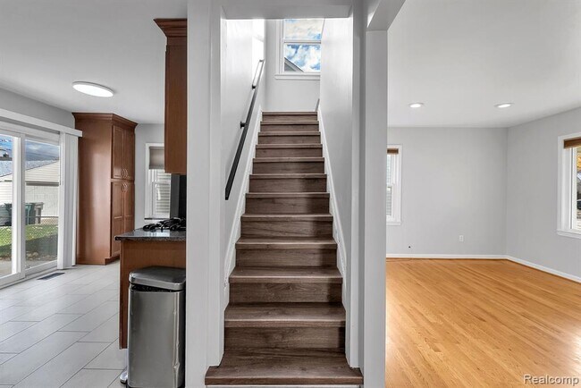 Building Photo - 3237 Pardee Ave