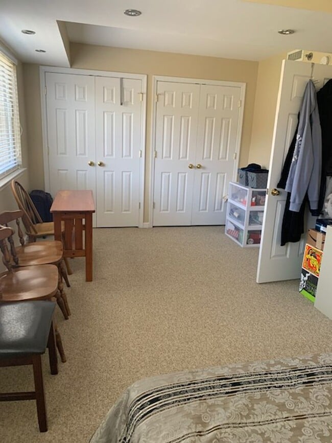 Building Photo - 303 White St