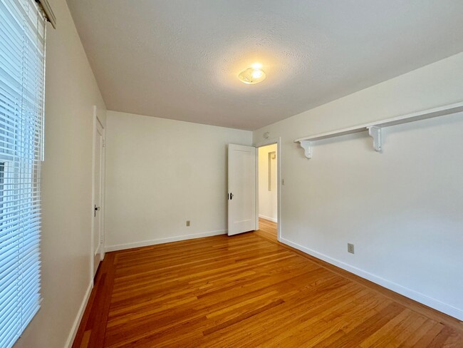 Building Photo - TENTATIVELY RENTED Charming 3 Bedroom 2 Ba...