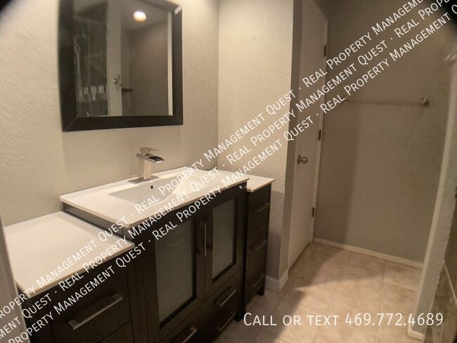 Building Photo - 3433 Country Club Dr