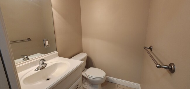 Building Photo - 3 Bedroom 2 Bath Lakefront Townhouse